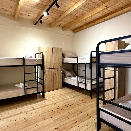 Albergue H Tirana